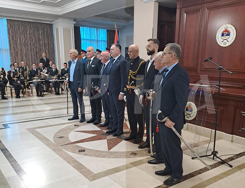 BANJA LUKA, NOVEMBER 20 /SRNA/ - The Minister of the Interior of Republika Srpska Željko Budimir today ceremonially presented sabres to all Police Directors from the ministry’s establishment to the present day, on the occasion of Aranđelovdan /Feast of the Holy Archangel Michael/ – the patron saint’s day of the Ministry of the Interior /MoI/.