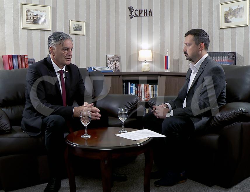 БАЊАЛУКА, 21. НОВЕМБРА /СРНА/ - Република Српска се одлучно одупире снагом својих институција унитаризацији БиХ у којој српски народ не би имао субјективитет ни државотворност нити би учествовао у доношењу одлука, већ би постао национална мањина, изјавио је Срни професор уставног права Синиша Каран.