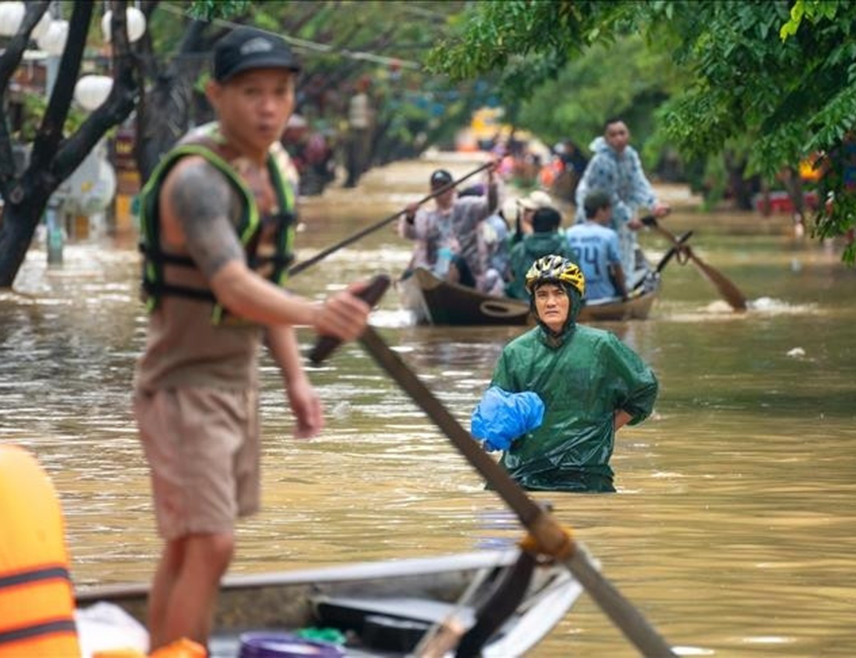 ХАНОЈ, 20. НОВЕМБРА /СРНА-Ројтерс/ - Више од 40 људи погинуло је у централном Вијетнаму усљед поплава, изливања ријека и клизишта изазваних дуготрајним обилним кишама, објавио је државни веб-сајт "Вијетнамњуз".