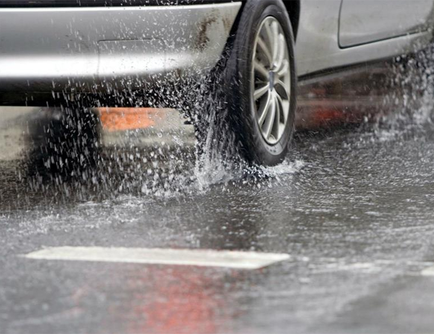 БАЊАЛУКА, 21. НОВЕМБРА /СРНА/ - Коловози су јутрос у већем дијелу Републике Српске и Федерације БиХ мокри и клизави, на ширем подручју Мркоњић Града и у Кнежеву су заснијежени, али их чисте екипе предузећа за путеве.