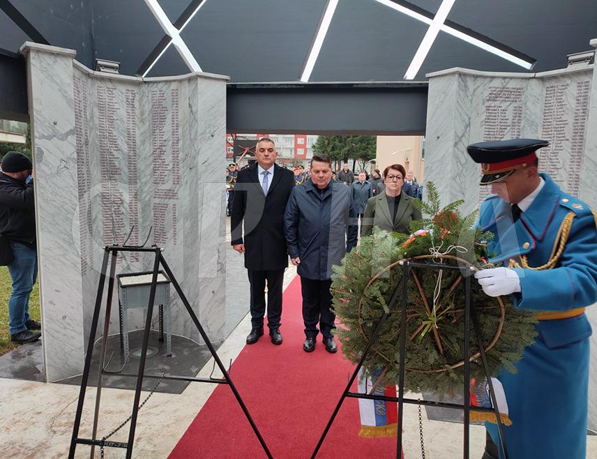 БАЊАЛУКА, 21. НОВЕМБРА /СРНА/ - На централно спомен-обиљежје у Бањалуци, на којем су уклесана имена 782 припадника Министарства унутрашњих послова /МУП/ Републике Српске који су животе дали у Одбрамбено-отаџбинском рату, положени су вијенци поводом обиљежавања крсне славе МУП-а - Аранђеловдана.