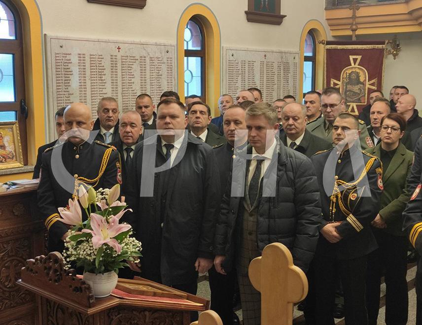 БАЊАЛУКА, 21. НОВЕМБРА /СРНА/ - У Спомен-цркви Светог архангела Михаила у Центру за обуку Министарства унутрашњих послова /МУП/ Републике Српске у Залужанима код Бањалуке у току је литургија, након које ће бити служен парастос погинулим припадницима МУП-а у оквиру обиљежавања Аранђеловдана – крсне славе Министарства.