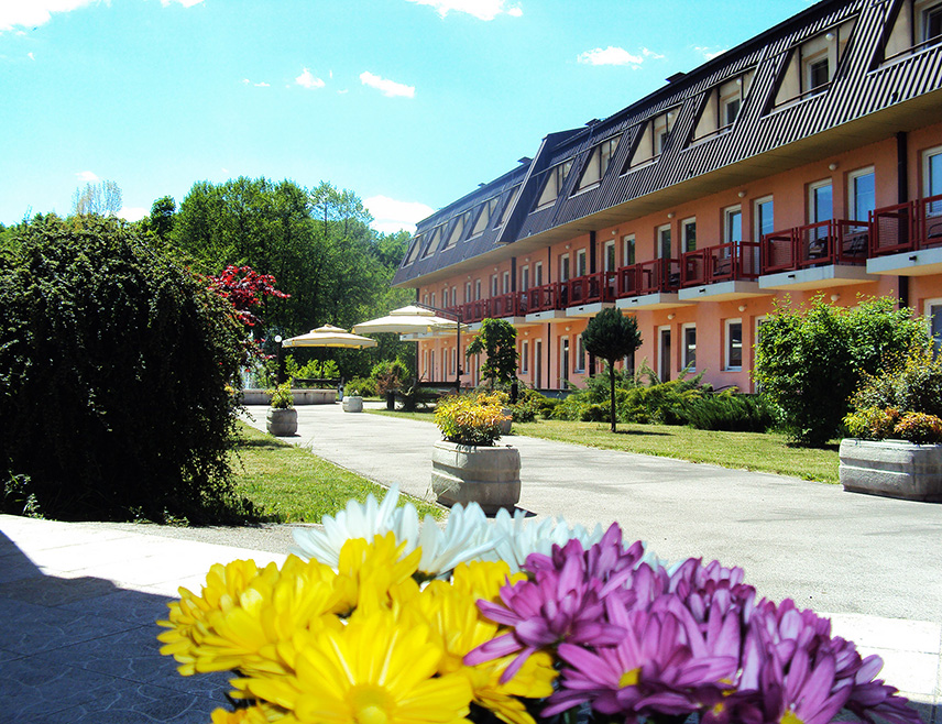 ИСТОЧНО САРАЈЕВО, 22. НОВЕМБРА /СРНА/ – Дом за стара лица у Источном Сарајеву има капацитет за смјештај 140 лица и готово стално листу чекања, а највећи проблем је недостатак његоватеља и медицинског кадра.