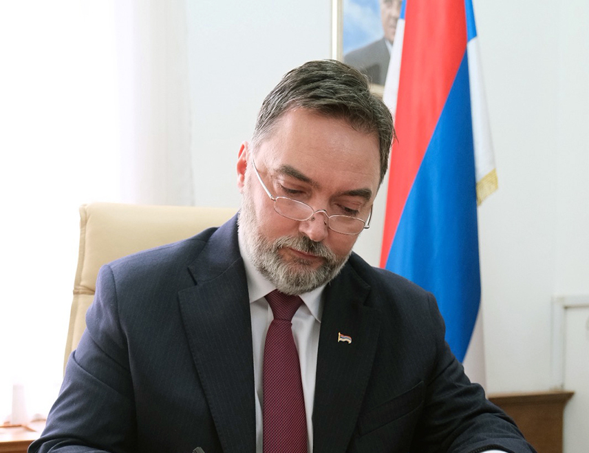 САРАЈЕВО, 21. НОВЕМБРА /СРНА/ - Замјеник предсједавајуће Савјета министара Сташа Кошарац сматра да је срамотно што амбасаде Њемачке и Велике Британије подржавају колонијалног управника који узурпира домаће институције.