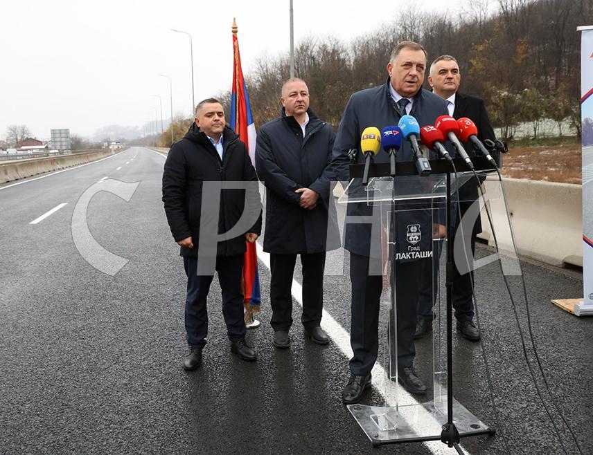 БАЊАЛУКА, 21. НОВЕМБРА /СРНА/ - Предсједник СНСД-а Милорад Додик изјавио је да је Кристијан Шмит окупатор у БиХ у којој је рушио Устав БиХ и Дејтонски споразум на шта нису реаговале амбасаде Њемачке и Велике Британије, као ни представници ЕУ.