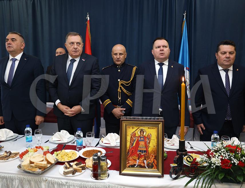 БАЊАЛУКА, 21. НОВЕМБРА /СРНА/ - Предсједник СНСД-а Милорад Додик поручио је на прослави славе Министарства унутрашњих послова Републике Српске да је арханђел Михаило симбол храбрости и борбе против зла, те да исту ту снагу свакодневно показују и полицајци чувајући свој народ и Српску.