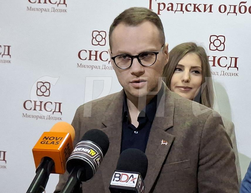 БИЈЕЉИНА, 21. НОВЕМБРА /СРНА/ - Предсједник Градског одбора СНСД-а Бијељина Бојан Савић изјавио је данас да је изборна побједа предсједничког кандидата Синише Карана побједа Републике Српске и порука Кристијану Шмиту да иде кући.