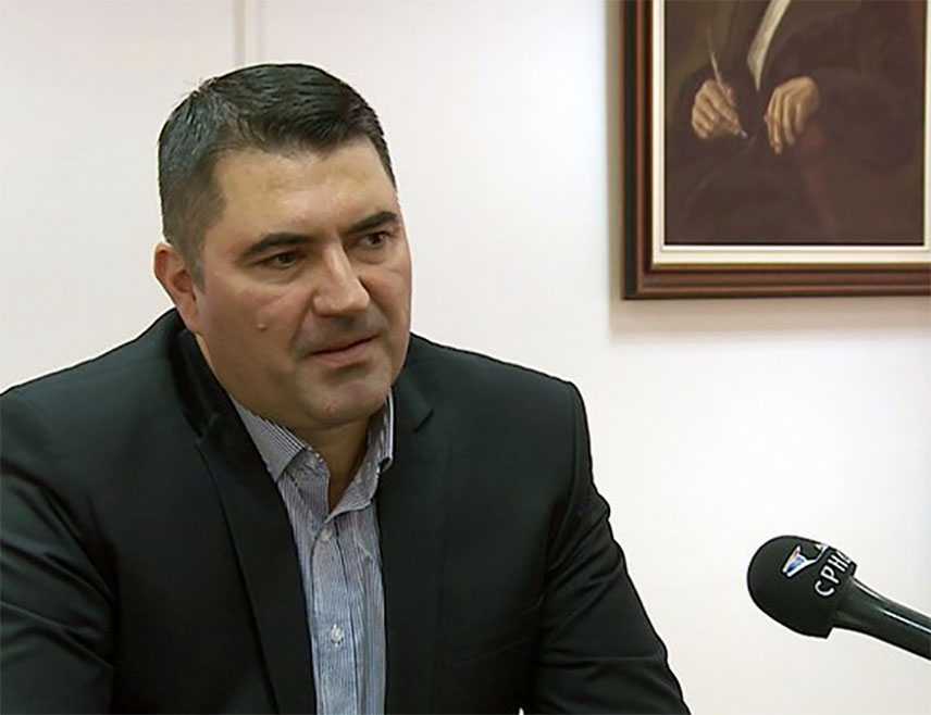 САРАЈЕВО, 21. НОВЕМБРА /СРНА/ - Посланик СНСД-а у Представничком дому Парламентарне скупштине БиХ Мирослав Вујичић оцијенио је данас да директно мијешање министра унутрашњих послова Федерације БиХ Раме Исака и СДП-а БиХ у изборни циклус у Републици Српској говори да су им пријеко потребни "неки подобни Срби" који ће вјероватно пристати на много чега, па и на смањење надлежности.