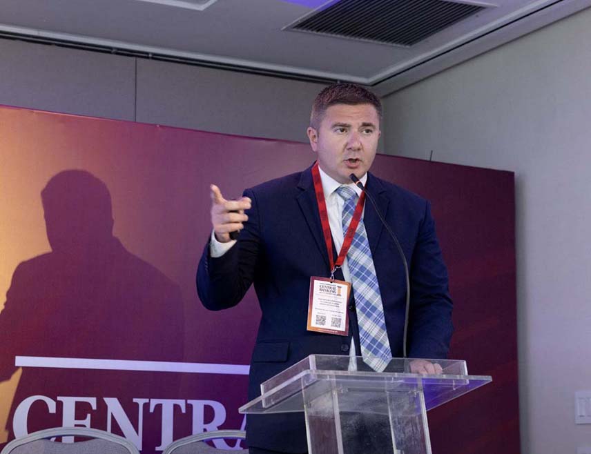 САРАЈЕВО, 21. НОВЕМБРА /СРНА/ - Вицегувернер Централне банке БиХ Марко Видаковић изјавио је у Рио де Жанеиру да су очување интегритета валутног одбора и стабилност монетарног система основа поверења у финансијски систем у БиХ.