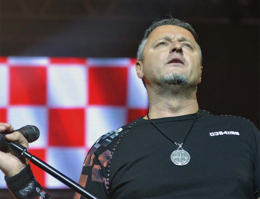 ОСИЈЕК, 22. НОВЕМБРА /СРНА/ - Усташки поздрав "за дом спремни" поново се чуо наконцерту хрватског пјевача Марка Перковића Томпсона, познатог по величању усташтва, на његовом концерту у Осијеку.