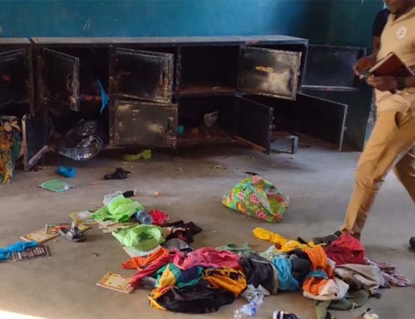 МАЈДУГУРИ, 22. НОВЕМБРА /СРНА-Ројтерс/ - Наоружани људи у Нигерији отели су најмање 227 ученика и наставника у католичкој школи на сјеверозападу земље, саопштио је предсједник Хришћанског удружења Нигерије Булус Даува Јохана.