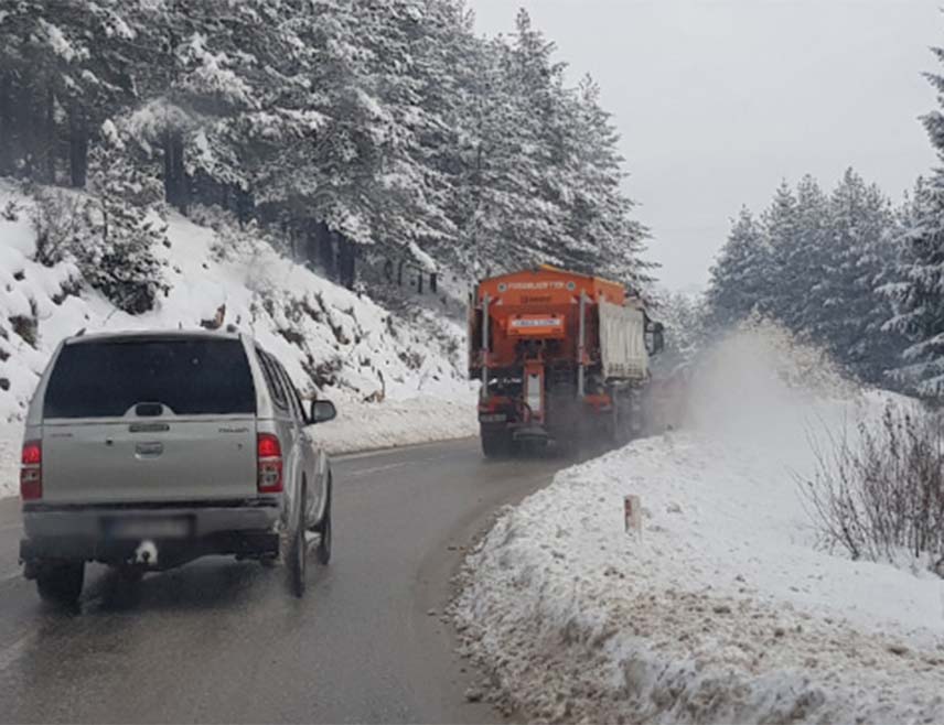 ИСТОЧНО САРАЈЕВО, 22. НОВЕМБРА /СРНА/ - Магистрални и регионални путеви Сарајевско-романијске и горњодринске регије су проходни, екипе су на терену, абразивног материјала има довољно и не очекују се проблеми усљед сњежних падавина, речено је Срни у предузећу "Романијапутеви".