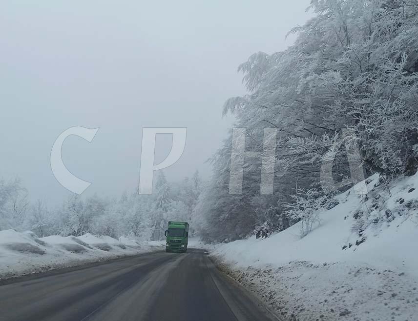 ЗВОРНИК, 22. НОВЕМБРА /СРНА/ - Сви магистрални и регионални путеви на подручју регије Бирач су проходни, али је отежано кретање возила на превојима Хан Поглед, Црни врх и Каштељ, саопштено је данас из зворничког предузећа "Зворникпутеви".