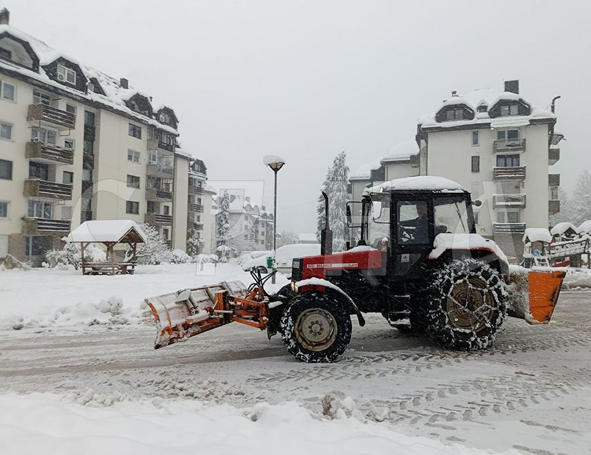 МРКОЊИЋ ГРАД, 22. НОВЕМБРА /СРНА/ - Сви главни путеви на подручју Мркоњић Града, Рибника и Шипова су проходни, а екипе су и даље на терену због сњежних падавина.