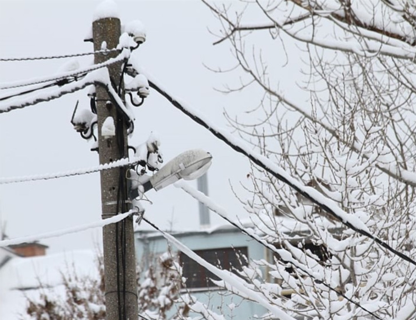 БАЊАЛУКА, 22. НОВЕМБРА /СРНА/ - Снијег изазива прекиде у снабдијевању електричном енергијом на подручју Бањалуке и других крајишких општина, а из "Електрокрајине" су саопштили да су све њихове теренске екипе ангажоване на отклањању кварова.