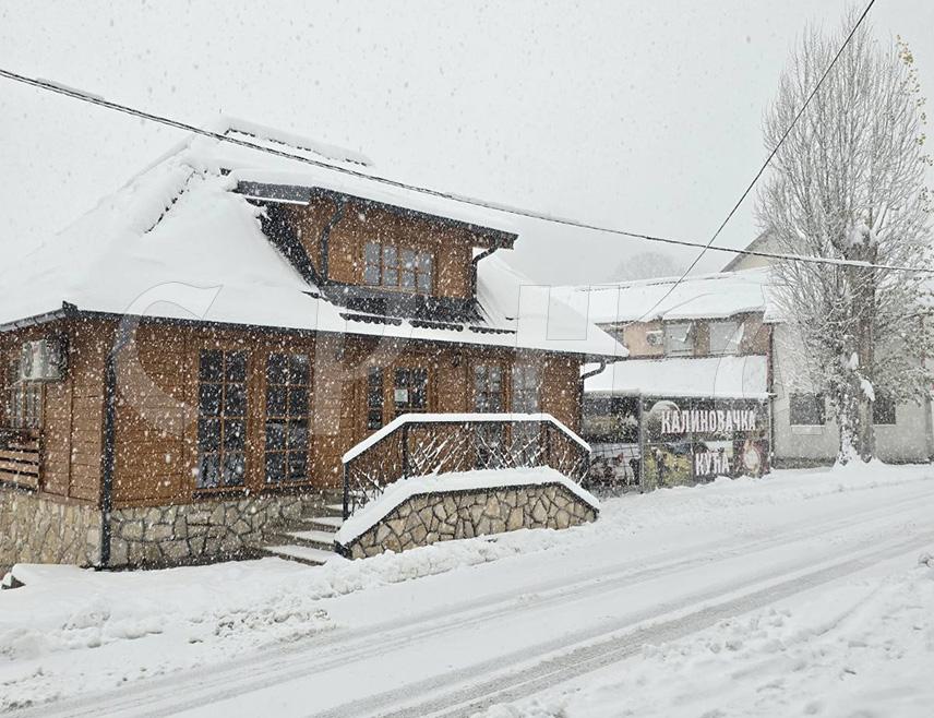 КАЛИНОВИК, 22. НОВЕМБРА /СРНА/ - Већина локалних путева у општини Калиновик је очишћена, екипе су и даље на терену, а висина снијега до сада је око 20 центиметара, изјавио је Срни начелник Радомир Сладоје.