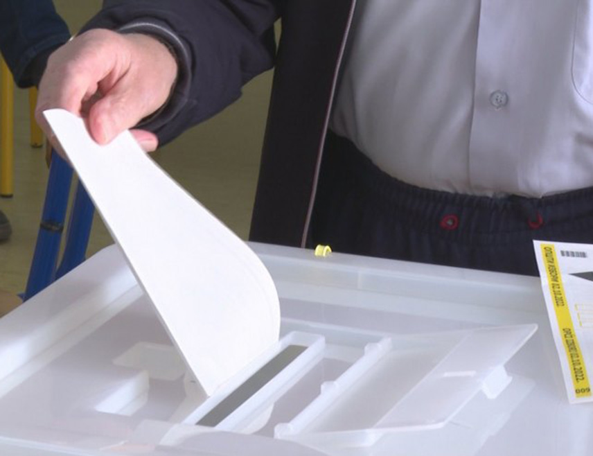 САРАЈЕВО, 23. НОВЕМБРА /СРНА/ - У Републици Српској данас се одржавају пријевремени предсједнички избори, а грађани бирају између шест кандидата.