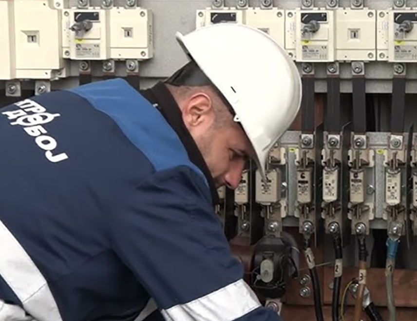 ДОБОЈ, 22. НОВЕМБРА /СРНА/ - У Теслићу су сви 35-киловолтни далеководи под напоном, а током радова на одређеним преспајањима поједини дијелови урбаног дијела града нису имали струју, речено је Срни из "Електро-Добоја".