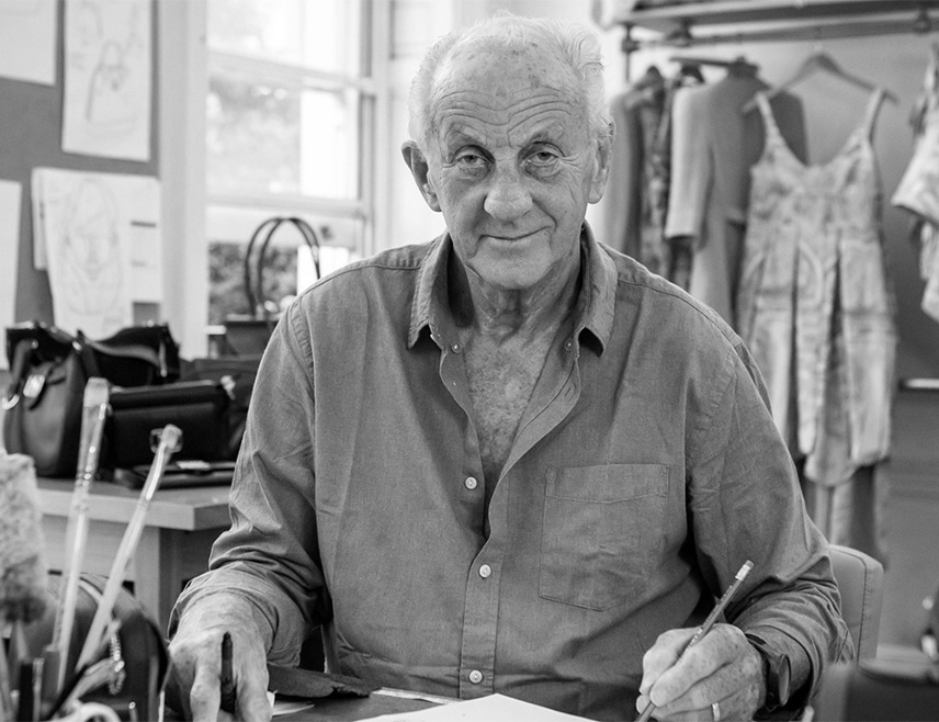 ЛОНДОН, 22. НОВЕМБРА /СРНА/ - Ирски модни дизајнер Пол Костело, који је био лични дизајнер британске принцезе Дајане, преминуо је у 80. години, саопштила је данас његова породица.