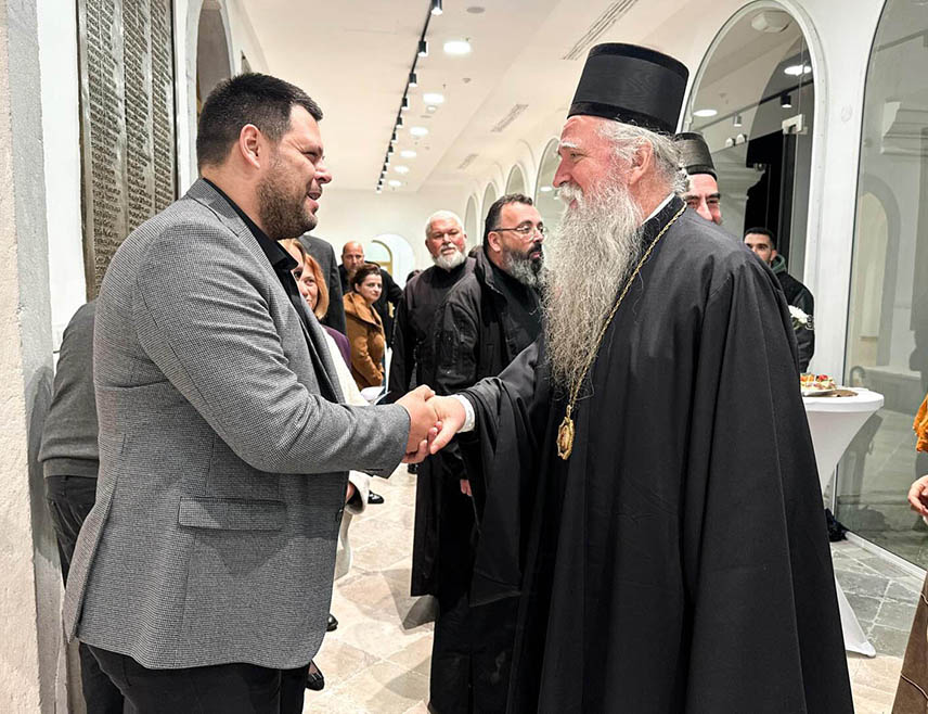 ПОДГОРИЦА, 22. НОВЕМБРА /СРНА/ - Његово високопреосвештенство митрополит црногорско-приморски Јоаникије вечерас је у Никшићу отворио изложбу "Сто година од обнове Његошеве завјетне цркве на Ловћену" и том приликом истакао да ће уједињење српског народа бити као и обнова капеле.