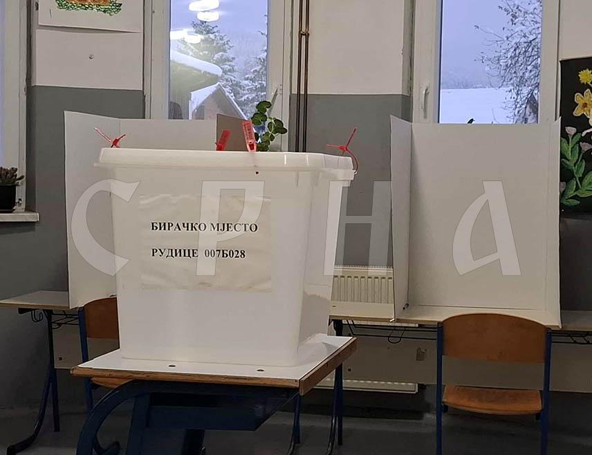 НОВИ ГРАД, 23. НОВЕМБРА /СРНА/ - У Новом Граду јутрос су у 7.00 часова отворена бирчка мјеста, потврђено је Срни у Општинској изборној комисији.