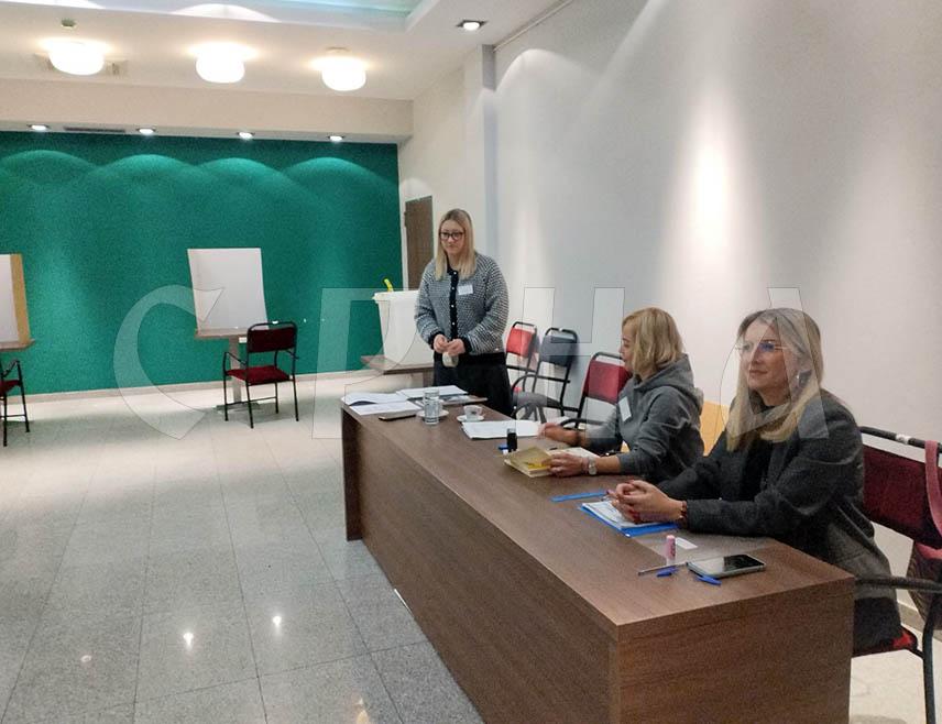 БИЈЕЉИНА, 23. НОВЕМБРА /СРНА/ - Изборни дан у Бијељини започео је на вријеме на 183 бирачка мјеста, рекла је новинарима предсједник Градске изборне комисије /ГИК/ Дијана Савић Божић.