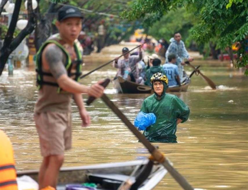 ХАНОЈ, 23. НОВЕМБРА /СРНА/ - Број жртава великих поплава у Вијетнаму порастао је на 90, а 12 људи се још води као нестало, саопштено је из Министарства заштите животне средине, након вишедневних обилних киша и клизишта.