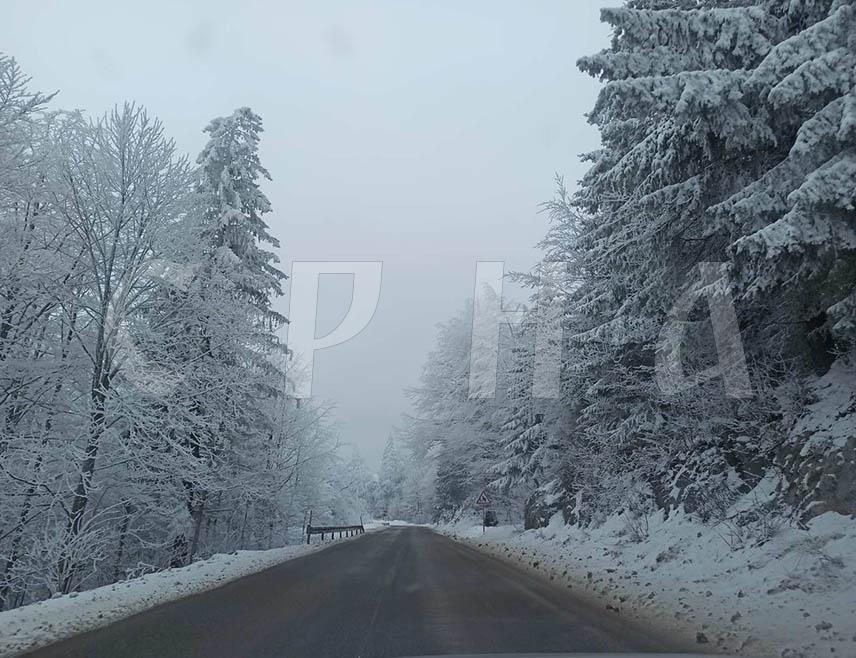 ЗВОРНИК, 23. НОВЕМБРА /СРНА/ - Сви магистрални и регионални путеви на подручју регије Бирач су проходни, али је због снијега отежано кретање возила на превоју Хан Поглед, Црни врх и Каштељ, саопштено је данас из зворничког предузећа "Зворникпутеви".