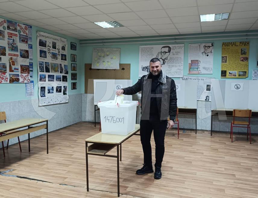 ВИШЕГРАД, 23. НОВЕМБРА /СРНА/ - Сва бирачка мјеста за гласање на пријевременим изборима за предсједника Републике Српске у Вишеграду су отворена на вријеме, а гласање се одвија без потешкоћа, потврдила је предсједник Општинске изборне комисије Снежана Нешковић.