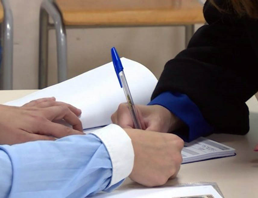 ФОЧА, 23. НОВЕМБРА /СРНА/ - Гласање на пријевременим изборима за предсједника Републике Српске у Фочи протиче мирно и без проблема, а излазност у првим часовима је знатно мања него на редовним изборима, рекли су предсједници бирачких одбора.