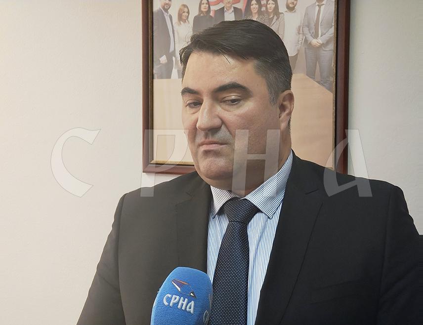 ИСТОЧНО САРАЈЕВО, 23. НОВЕМБРА /СРНА/ - Посланик у Представничком дому Парламентарне скупштине БиХ Мирослав Вујичић изјавио је да је сигуран да ће кандидат СНСД-а за предсједника Републике Српске Синиша Каран бити апсолутни побједник на данашњим пријевременим изборима.