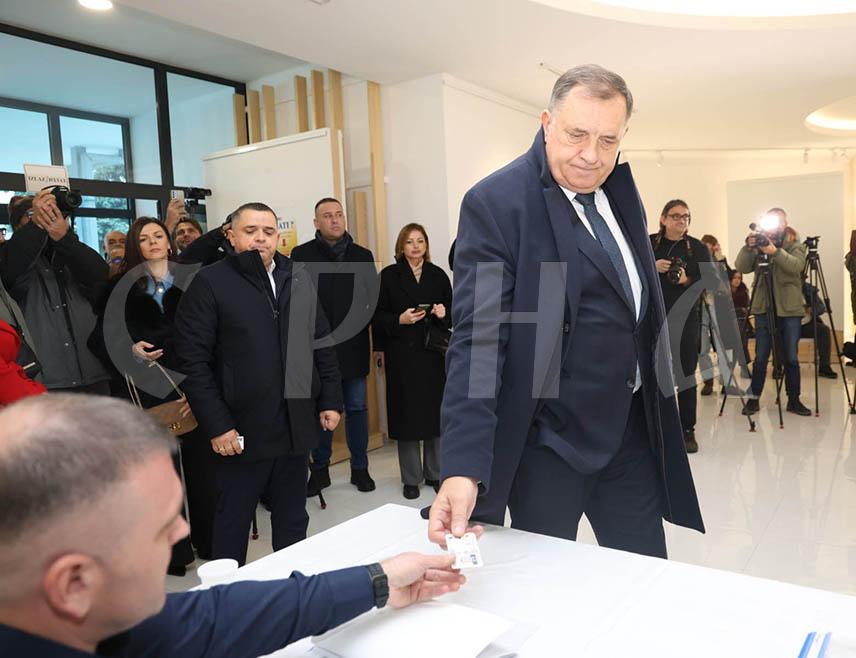 ЛАКТАШИ, 23. НОВЕМБРА /СРНА/ - Лидер СНСД-а Милорад Додик поручио је данас у Лакташима да су пријевремене изборе за предсједника Републике Српске организовали босански муслинами и Кристијан Шмит да би поразили Републику Српску, али да су избори прилика да народ порази њих.