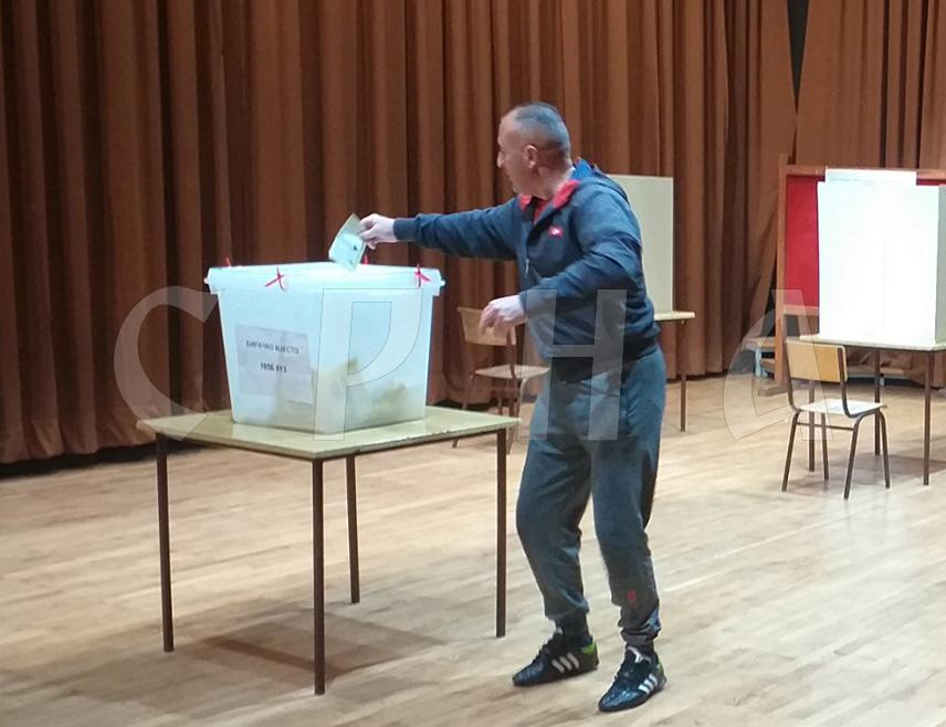 МИЛИЋИ, 23. НОВЕМБРА /СРНА/ - У Милићима је на пријевременим изборима за предсједника Републике Српске до 10.00 часова гласало 997 бирача или 12,23 одсто, рекао је Срни предсједник Општинске изборне комисије /ОИК/ Мирко Савић.