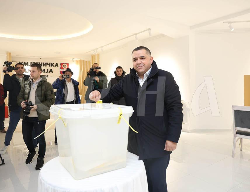 ЛАКТАШИ, 23. НОВЕМБРА /СРНА/ - Потпредсједник СНСД-а Мирослав Бојић изјавио је да очекује да ће Република Српска на пријевременим предсједничким изборима показати свој демократски капацитет.