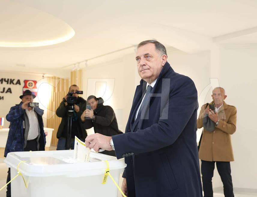 ЛАКТАШИ, 23. НОВЕМБРА /СРНА/ - Предсједник СНСД-а Милорад Додик изјавио је да је та странка пристала да изађе на пријевремене предсједничке изборе у Републици Српској јер није жељела да дозволи даље ширење хаоса које су наметнули, како је рекао, цинични Нијемци и њихови трабанти.