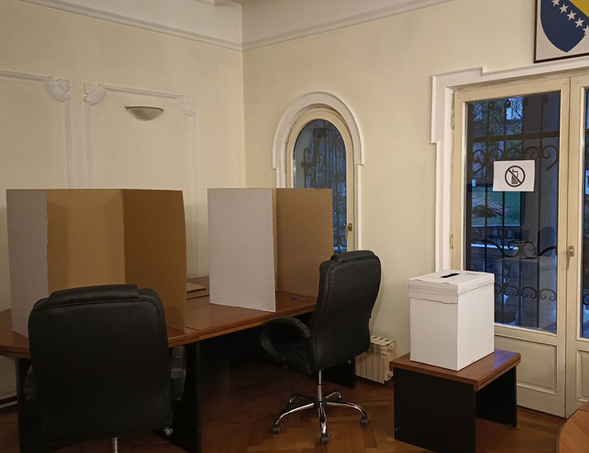 БЕОГРАД, 23. НОВЕМБРА /СРНА/ - На гласачком мјесту у Амбасади БиХ у Београду до 11.00 часова гласало је девет одсто од 68 уписаних бирача на пријевременим изборима за предсједника Републике Српске, рекао је Срни предсједник Бирачког одбора Оливер Мићић.