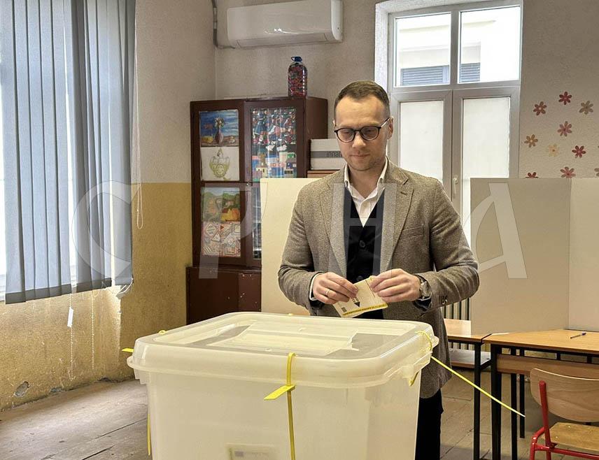 БИЈЕЉИНА, 23. НОВЕМБРА /СРНА/ - Предсједник Градског одбора СНСД-а Бијељина Бојан Савић изјавио је да су данашњи пријевремени предсједнички избори једна врста референдума на којем се гласа за Републику Српску.