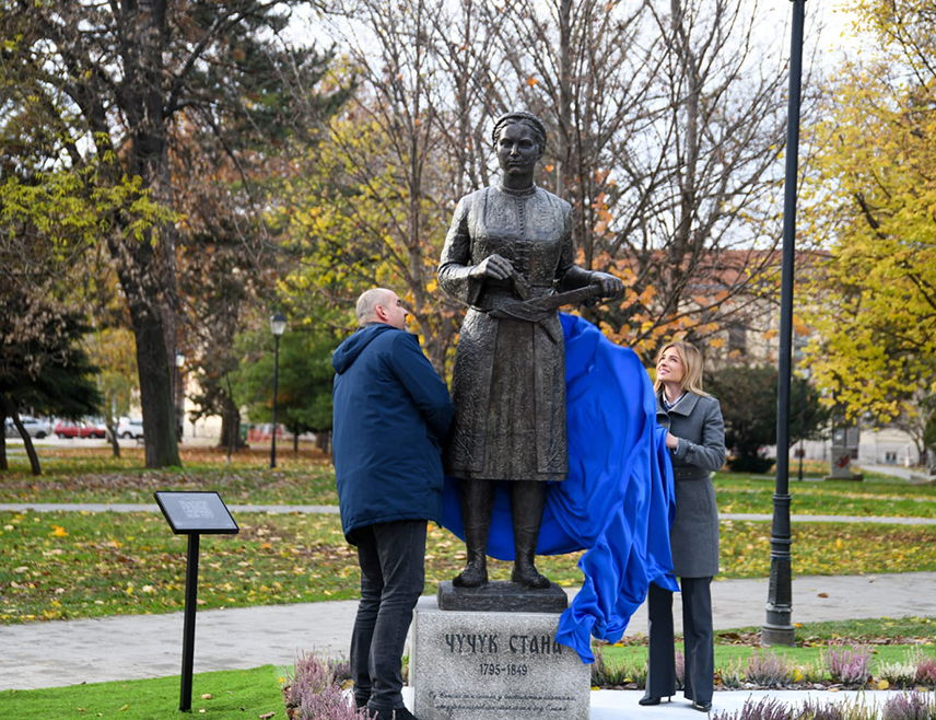 БЕОГРАД, 23. НОВЕМБРА /СРНА/ - Први споменик српској хероини из времена османлијске окупације Србије Чучук Стани откривен је данас у Неготину.