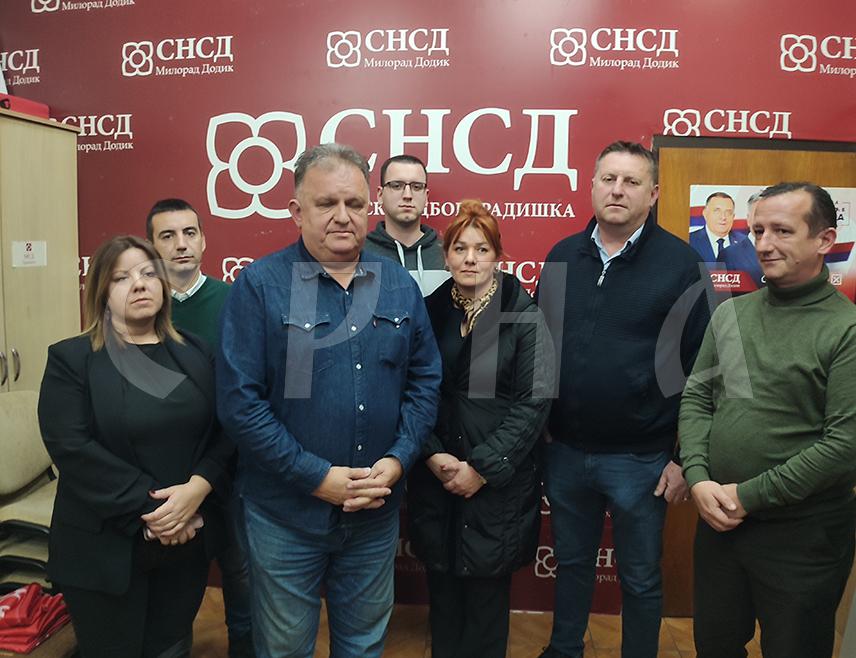 ГРАДИШКА, 23. НОВЕМБРА /СРНА/- Према подацима Изборног штаба градишког СНСД-а, кандидат СНСД-а за предсједника Републике Српске Синиша Каран побједио је у Градишци кандидата СДС-а Бранка Бланушу за 1.022 гласа.