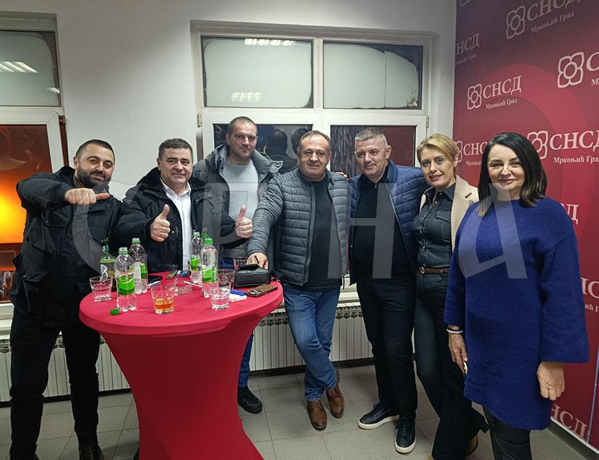 МРКОЊИЋ ГРАД, 23. НОВЕМБРА /СРНА/- Предсједник Општинског одбора СНСД-а Мркоњић Град Драган Вођевић изјавио је Срни да су грађани ове општине 14. пут дали повјерење СНСД-у, те да је кандидат ове странке на пријеременим изборима за предсједника Републике Српске Синиша Каран однио побједу.