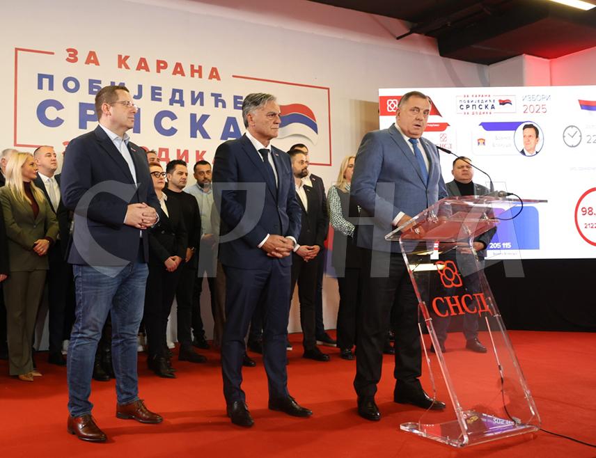 БАЊАЛУКА, 23. НОВЕМБРА /СРНА/ - Предсједник СНСД-а Милорад Додик поручио је вечерас, након што је прогласио побједу кандидата ове партије Синише Карана на пријевременим изборима за предсједника Републике Српске, да је побједник народ који је препознао тренутак и изабрао Српску и стабилност.