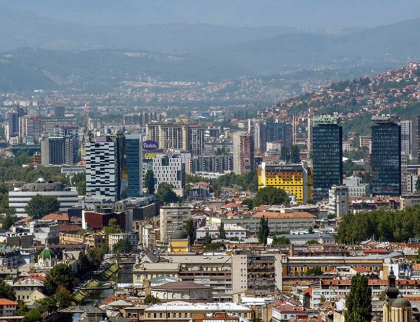 САРАЈЕВО, 24. НОВЕМБРА /СРНА/ - Новим нацртом закона о раду у Федерацији БиХ /ФБиХ/ уводи се седмична једночасовна пауза за упражњавање вјерских потреба као право свих радника, али у пракси оно одговара само муслиманима, јер остале вјерске заједнице то чине ван радног времена, пише "Вечерњи лист", издање за БиХ.