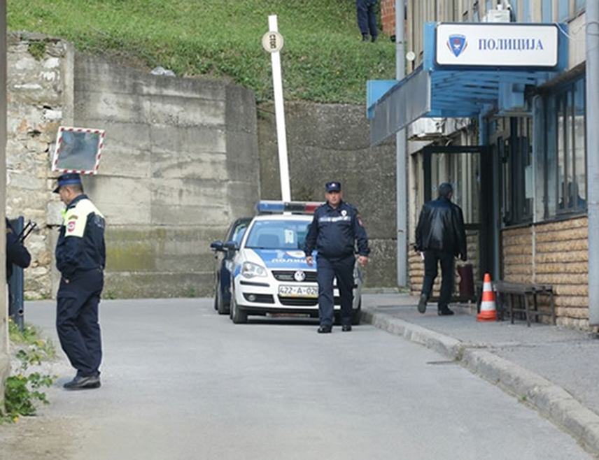 ЗВОРНИК, 24. НОВЕМБРА /СРНА/ - Возач из Зворника чији су иницијали Д.М. ухапшен је јер је изазвао саобраћајну незгоду са материјалном штетом док је пијан управљао аутомобилом, саопштено је данас из зворничке Полицијске управе.