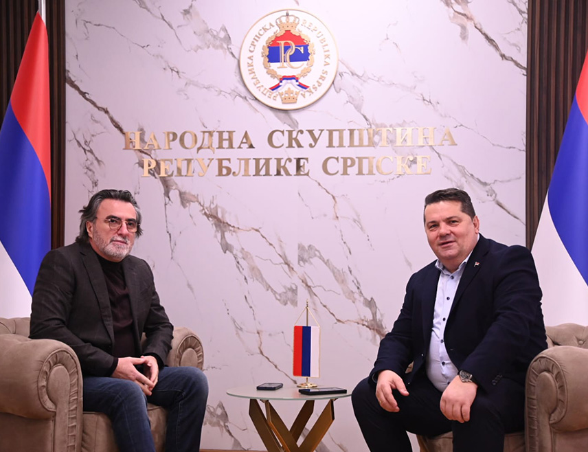 БАЊАЛУКА, 24. НОВЕМБРА /СРНА/ - Предсједник Народне скупштине Републике Српске Ненад Стевандић разговарао је данас у Бањалуци са Александром Ђедовцем, директором Фонда за избјегла, расељена лица и сарадњу са Србима у региону, те изразио захвалност за помоћ расељеним лицима у Српској и Федерацији БиХ /ФБиХ/.