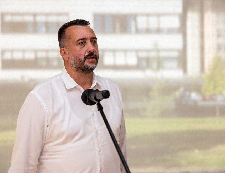 ИСТОЧНО САРЈАЕВО, 25. НОВЕМБРА /СРНА/ - Чињеница да се у дијелу Федерације БиХ /ФБиХ/ са бошњачком већином обиљежава и 25. новембар и 1. март је парадокс јер се славе догађаји из 1943. и 1992. године који једни друге поништавају, али је и потврда кризе идентитета, изјавио је Срни историчар Александар Костовић.