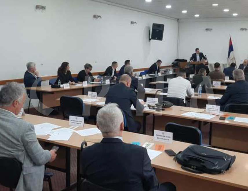 ФОЧА, 25. НОВЕМБРА /СРНА/ - Одборници Скупштине општине Фоча на данашњој ванредној сједници једногласно су усвојили одлуку о оснивању Јавне установе Парк природе "Тара", чиме је локална управа преузела од Шумског газдинства "Маглић" управљање овим заштићеним подручјем.