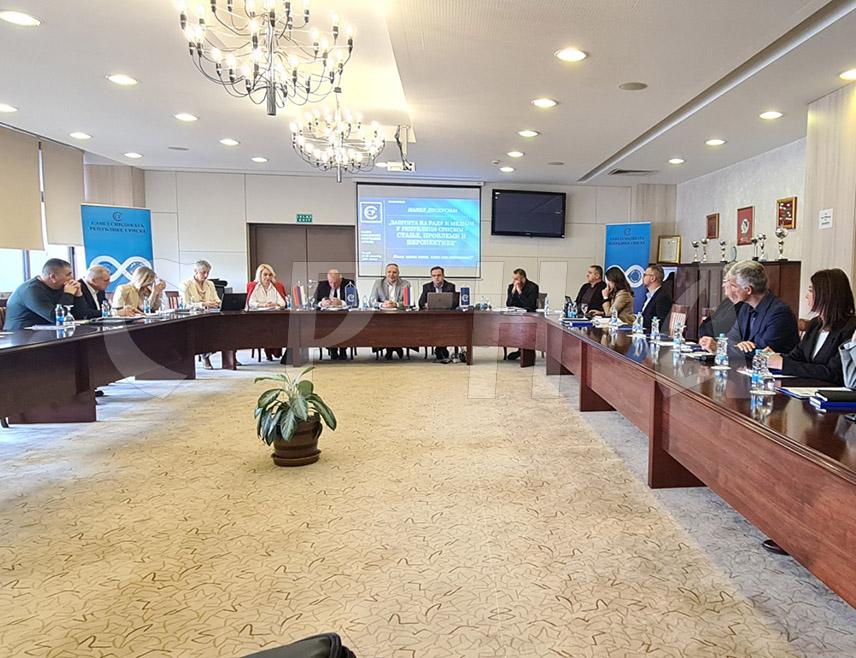 ТЕСЛИЋ, 25. НОВЕМБРА /СРНА/ - У Републици Српској је ове године од посљедица повреда на раду смртно страдало 12 радника, што говори да је потребно унапредити прописи из области заштите на раду, изјавио је предсједник Савеза синдиката Републике Српске Горан Станковић.