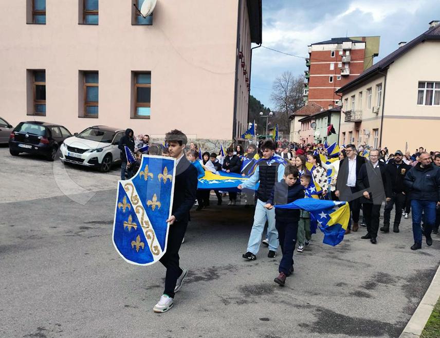 SREBRENICA, NOVEMBER 25 /SRNA/ - Srebrenica Bosniaks, led by their compatriots from the municipal authorities and institutions, marched through the center of Srebrenica today, and in addition to BiH flags, wartime flags of the so-called Army of BiH were also seen.