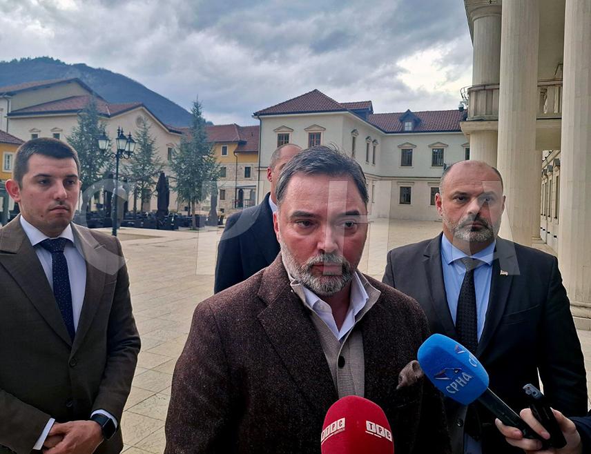 SARAJEVO, NOVEMBER 25 /SRNA/ – Deputy Chair of the Council of Ministers Staša Košarac described as a "pointless job" the attempt by the "troika" parties from the FBiH and the opposition "troika" from Republika Srpska to appoint BiH’s chief negotiator with the EU, stressing that nothing can be done without SNSD and the institutions of Republika Srpska.