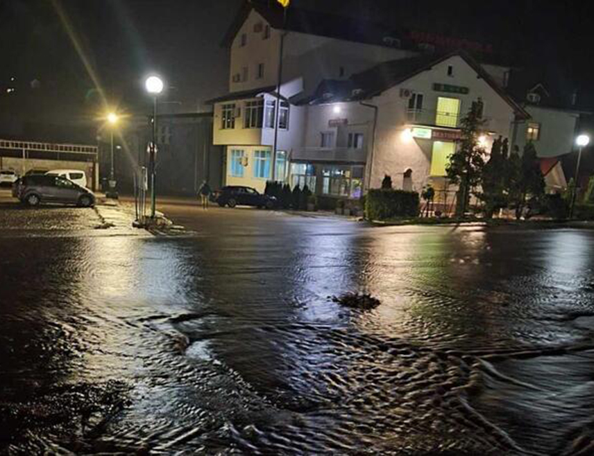 БУГОЈНО, 26. НОВЕМБРА /СРНА/ - Неколико кућа је поплављено, док је више објеката угрожено у мјесту Пориче у Бугојну након што се синоћ на подручју ове општине излила ријека Поричница.